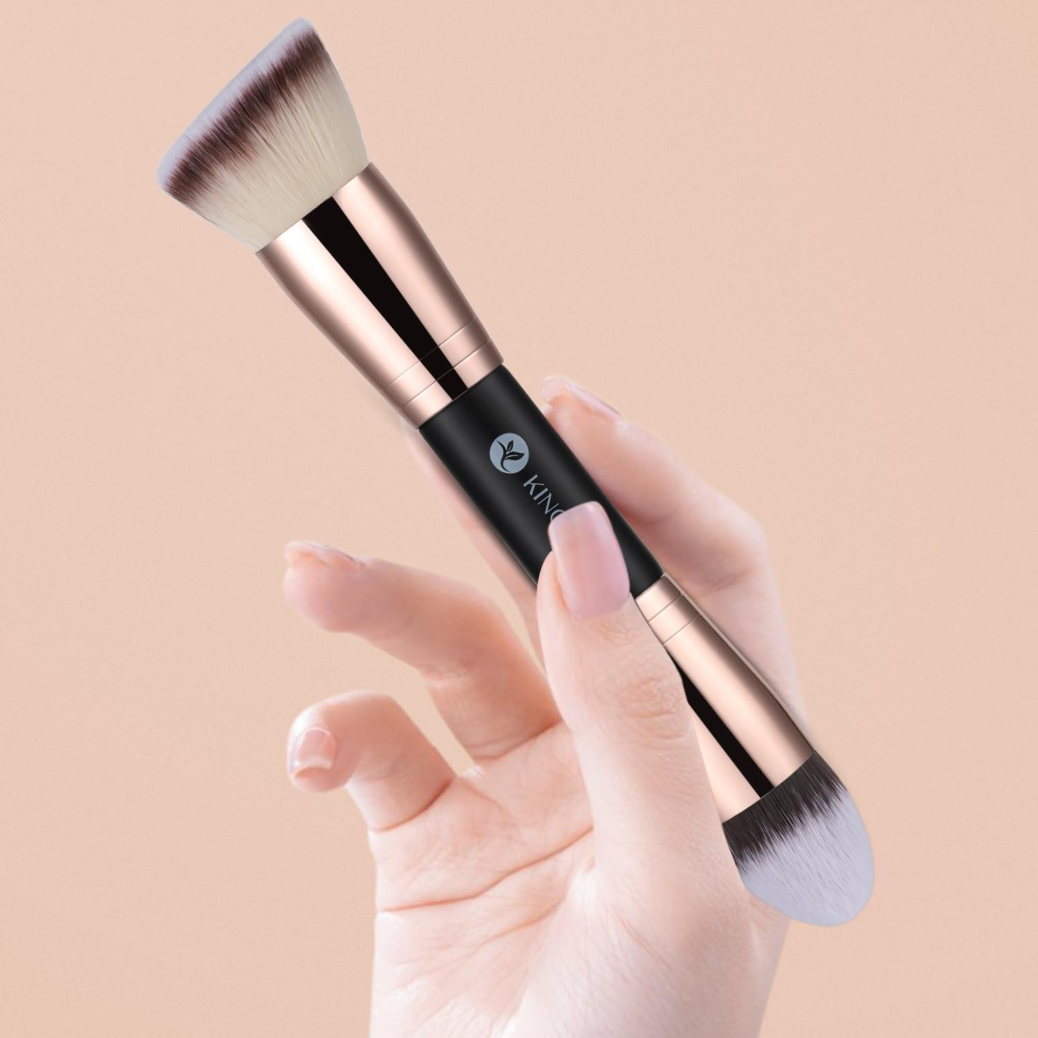 KINGMAS foundation brush features soft synthetic hair for smooth blends.