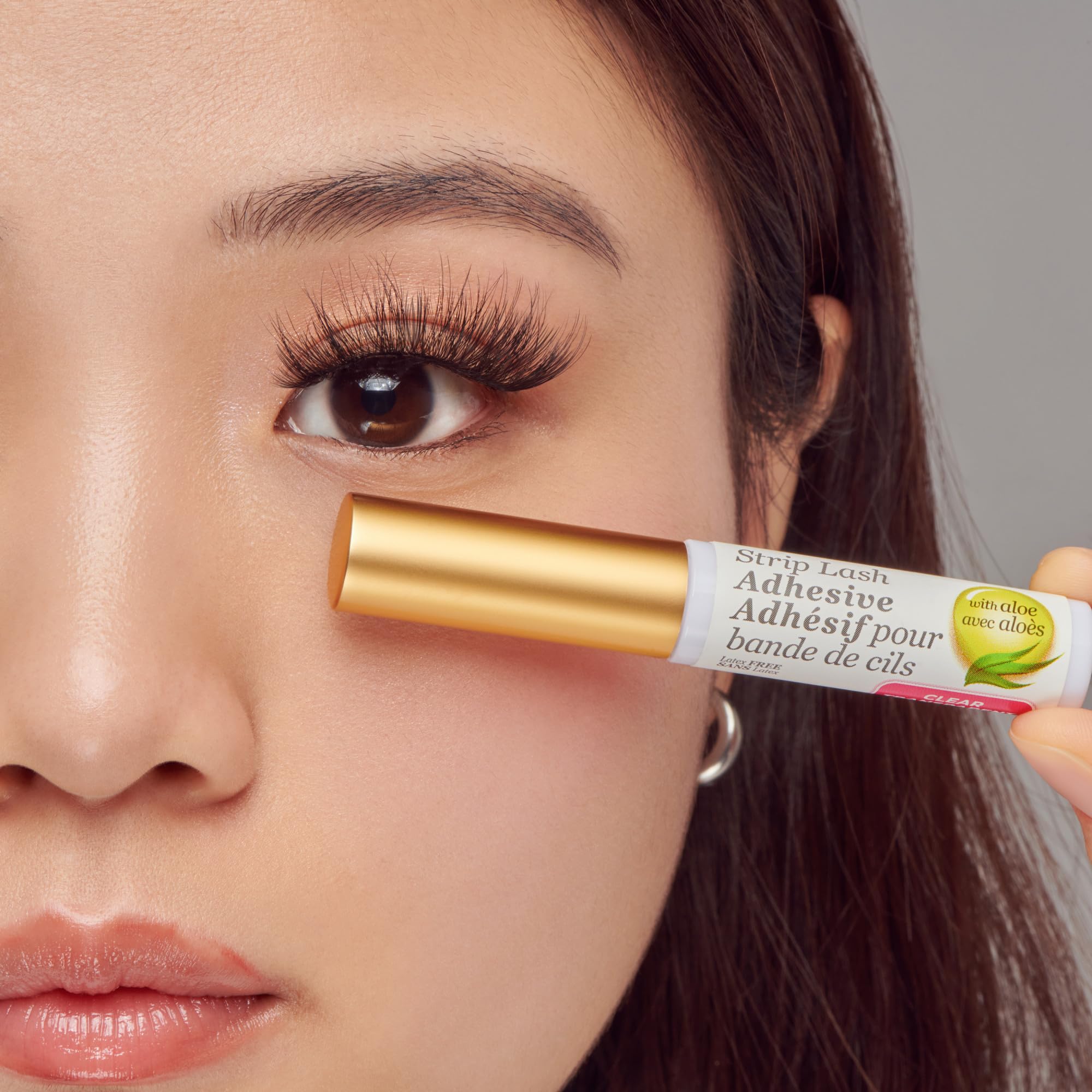 KISS applicator brush close-up delivers precise application benefit