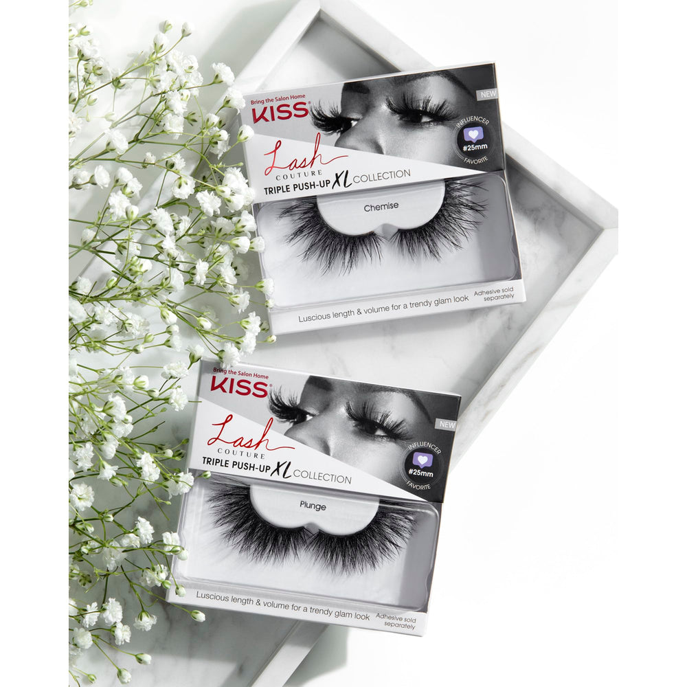 Kiss Lash Couture Halloween02 application ease demonstrates simple placement.