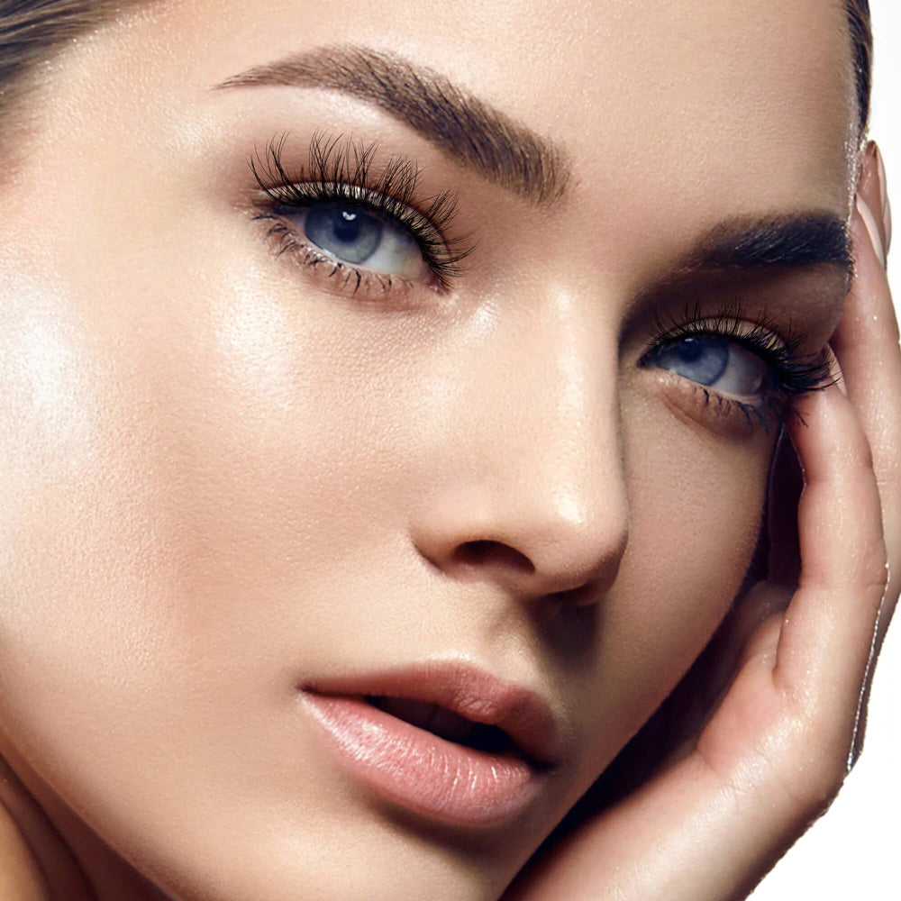 Kiss Lash Couture Triple Push-Up spiky-look close-up emphasizes curled outer lashes.