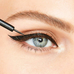 KISS magnetic eyeliner lash-attachment scene showing magnetic hold.