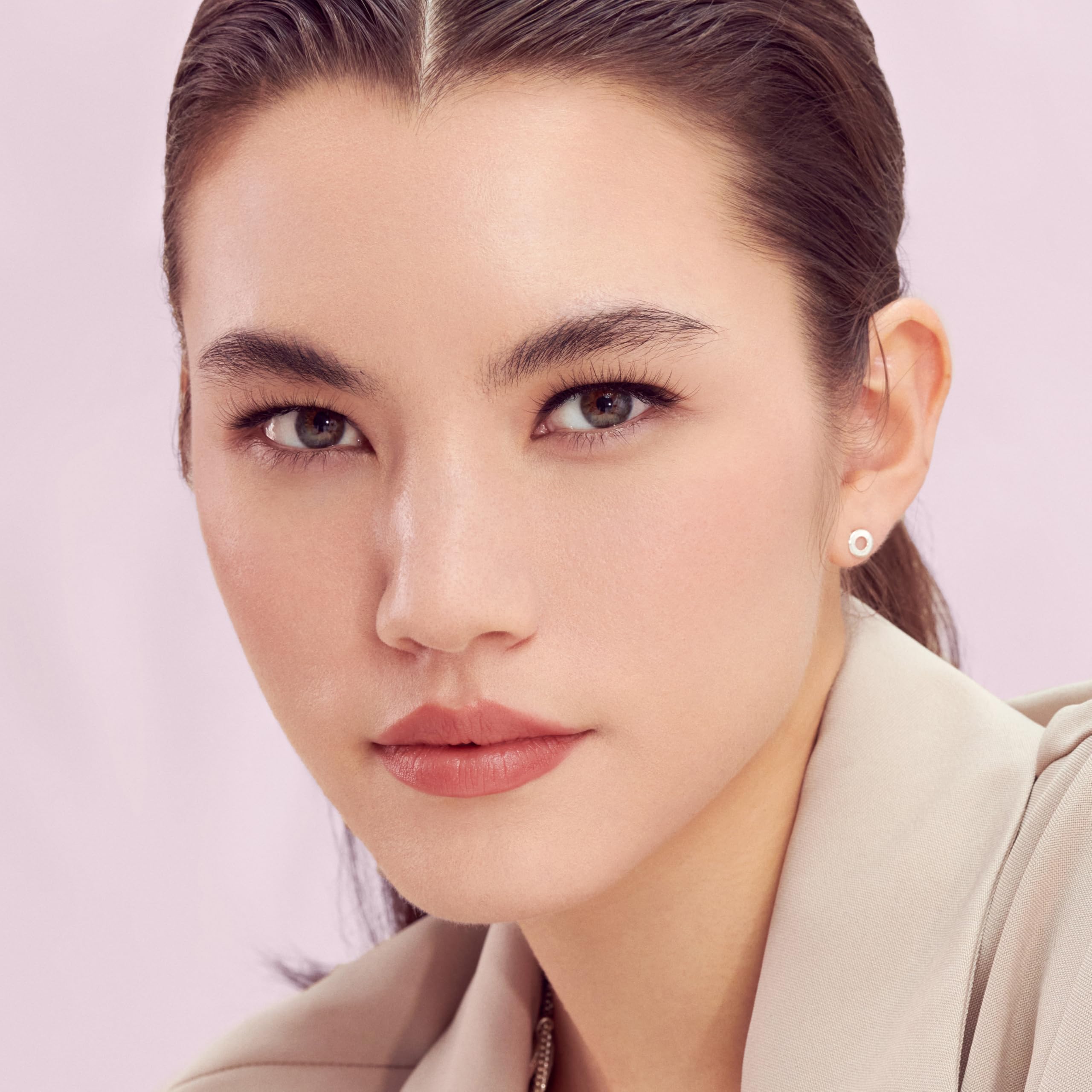 KISS Nude Blazer day eye-look image demonstrates soft lift and brighter eye appearance.