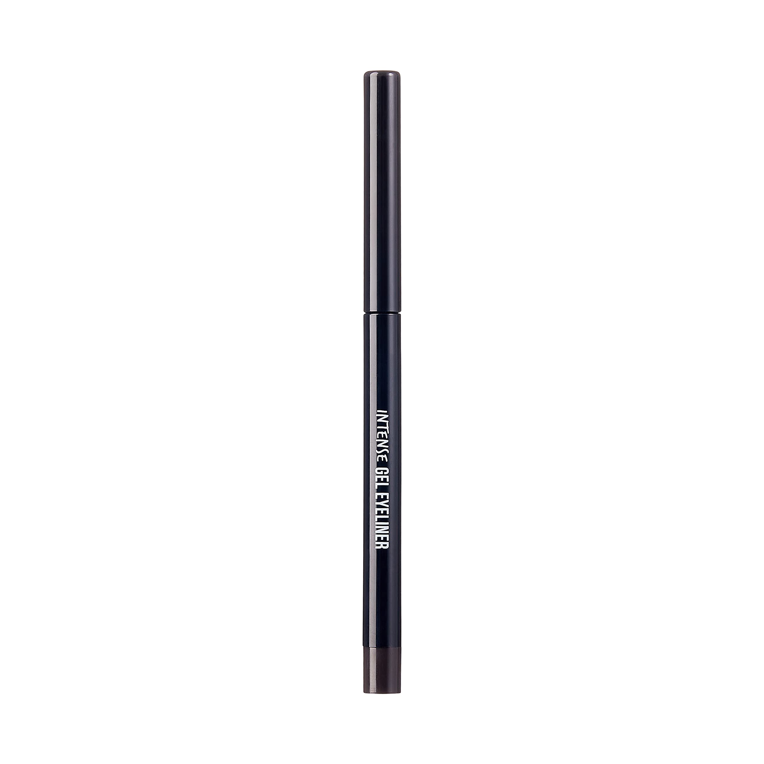 KISS NEW YORK Pro Intense Gel Eyeliner applied on eyelid close-up for smooth lines.