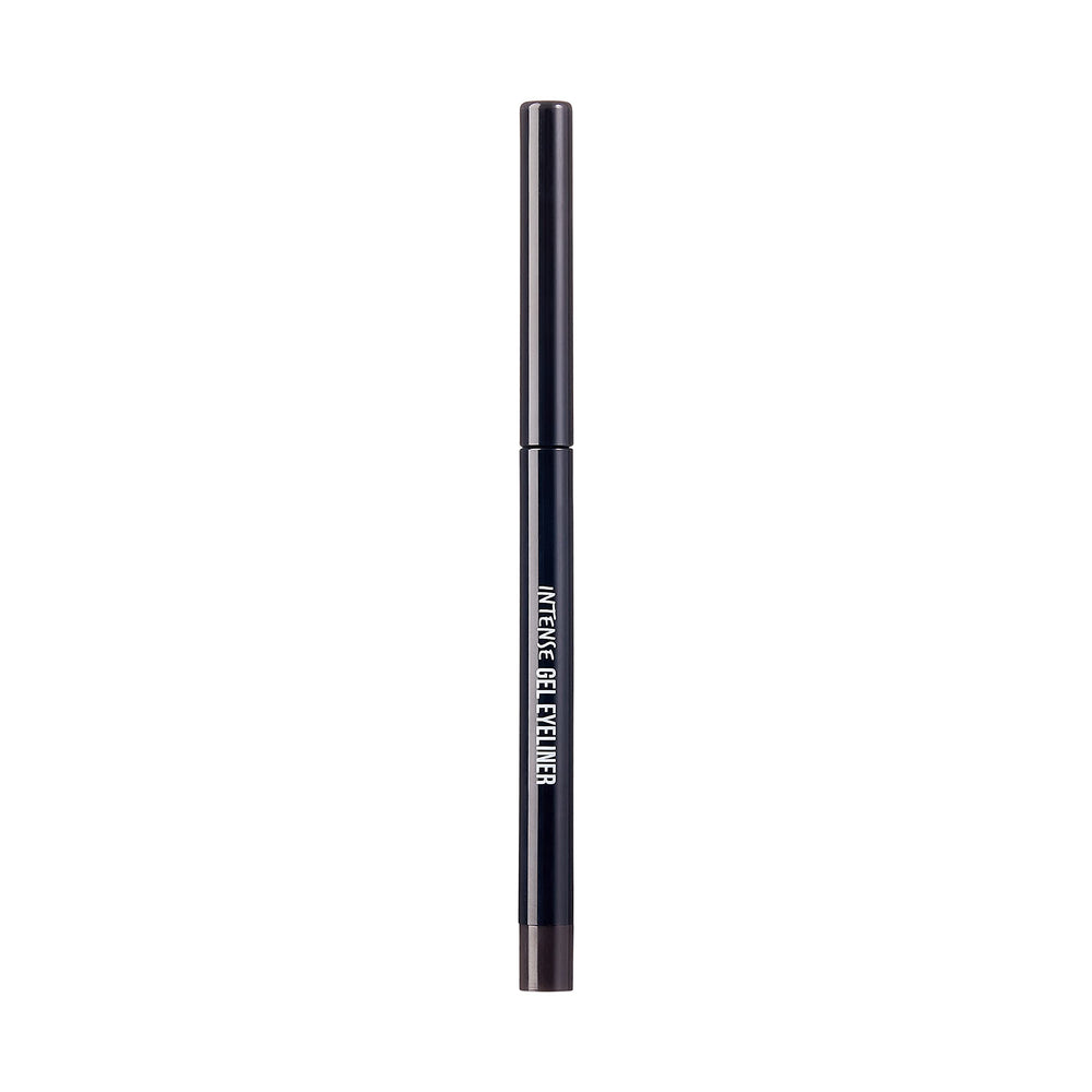 KISS NEW YORK Pro Intense Gel Eyeliner applied on eyelid close-up for smooth lines.