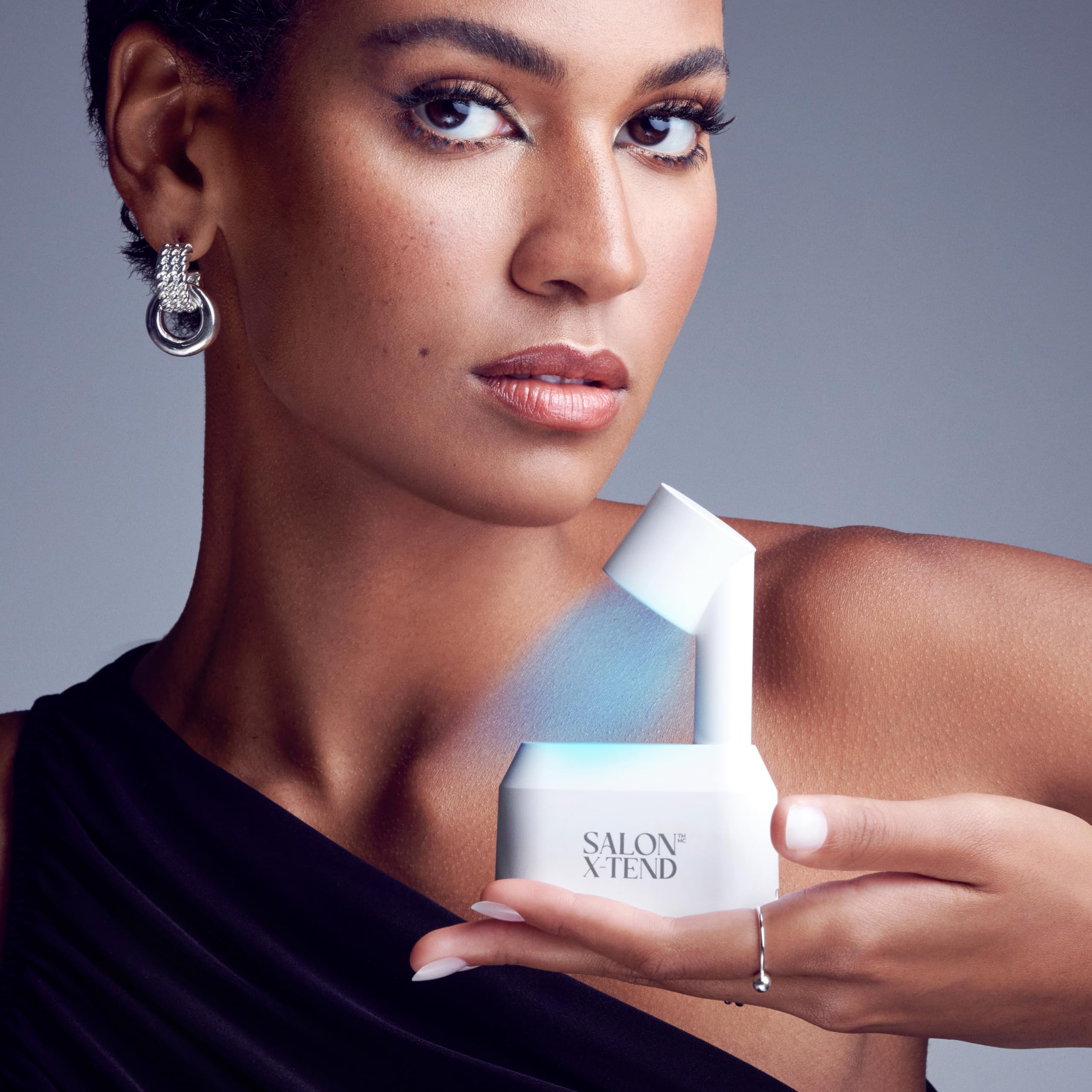 KISS Salon X-tend soft-gel-adhesive for flexible, bubble-free wear.