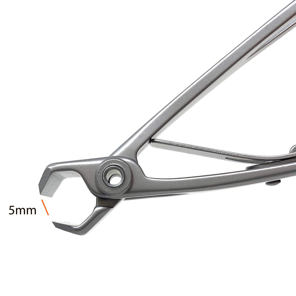 KOHM nail clippers ergonomic matte grip provides secure, comfortable handling.