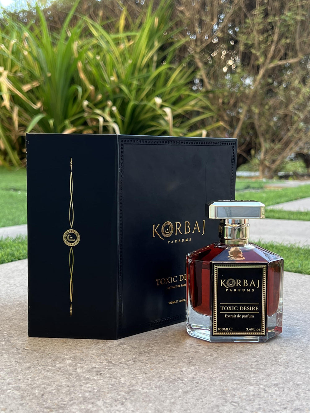 Base notes of sandalwood, praline, vanilla create creamy warmth and depth.