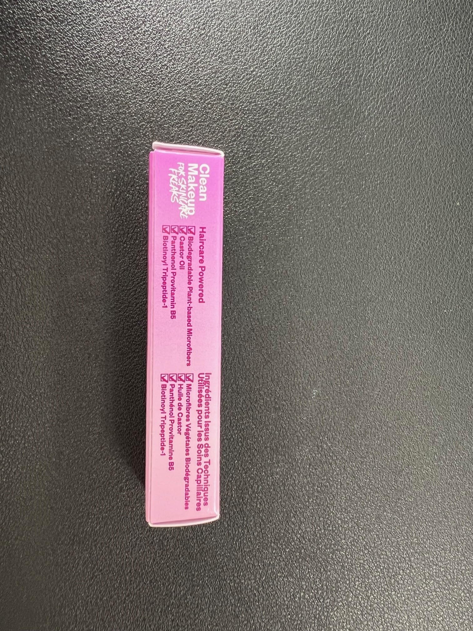 Acabado con brillo y dimensión de Kosas Air Brow Gel en cejas definidas.