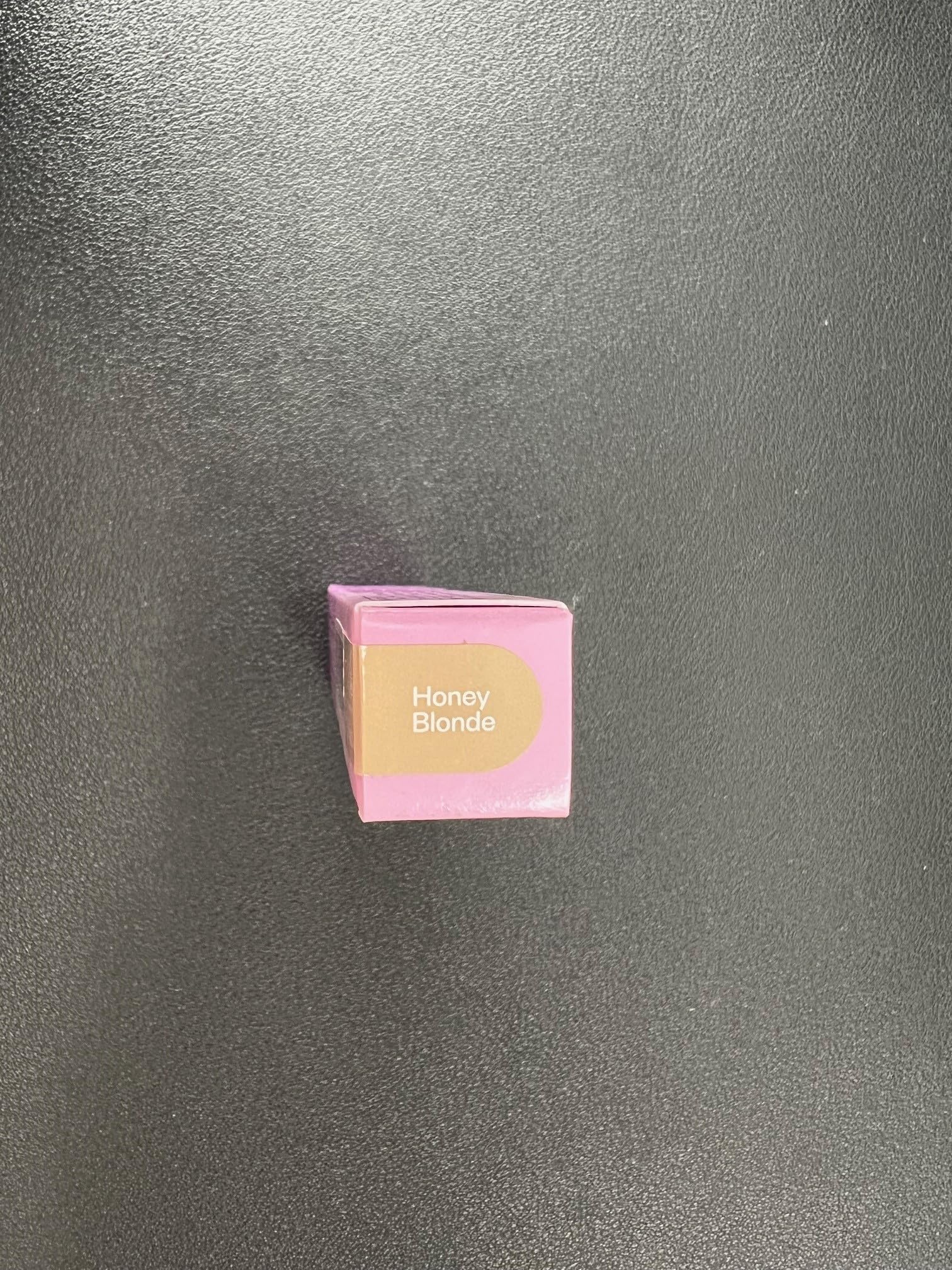 Fijación moderada de Kosas Air Brow Gel para forma duradera sin rigidez.