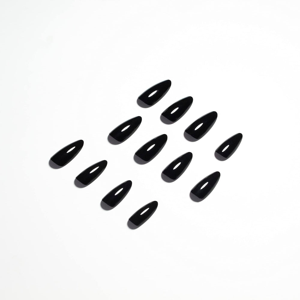 KQueenest uñas negras: aplicación rápida en minutos para un aspecto profesional.