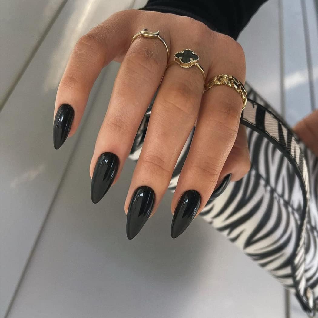 KQueenest: uñas postizas negras con forma almendra media, empaque elegante para regalo.