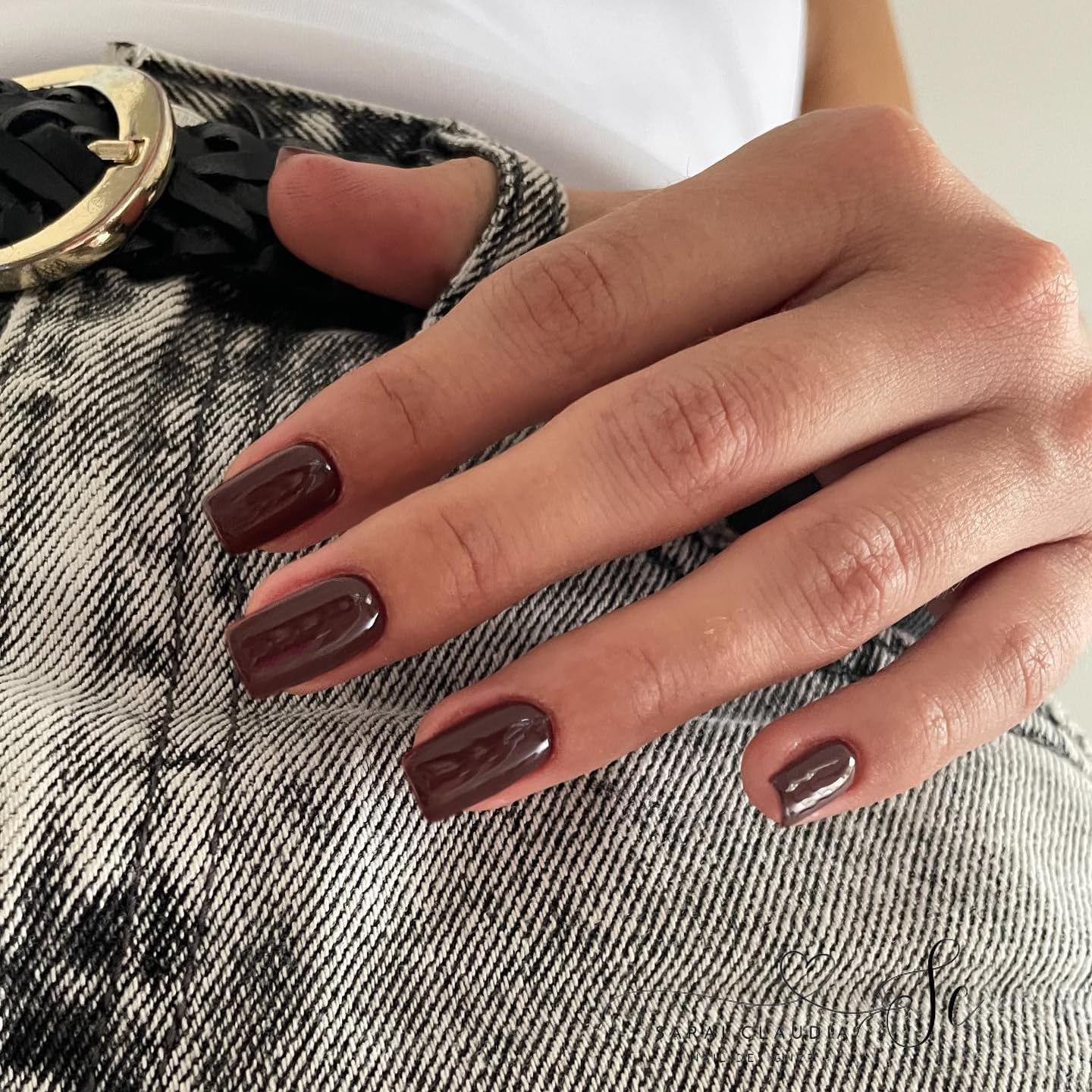 KQueenest short coffin nails on fingertips for natural, comfortable wear.