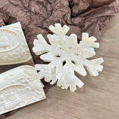 KSTBJN snowflake clip close-up highlighting durable material and non-slip grip