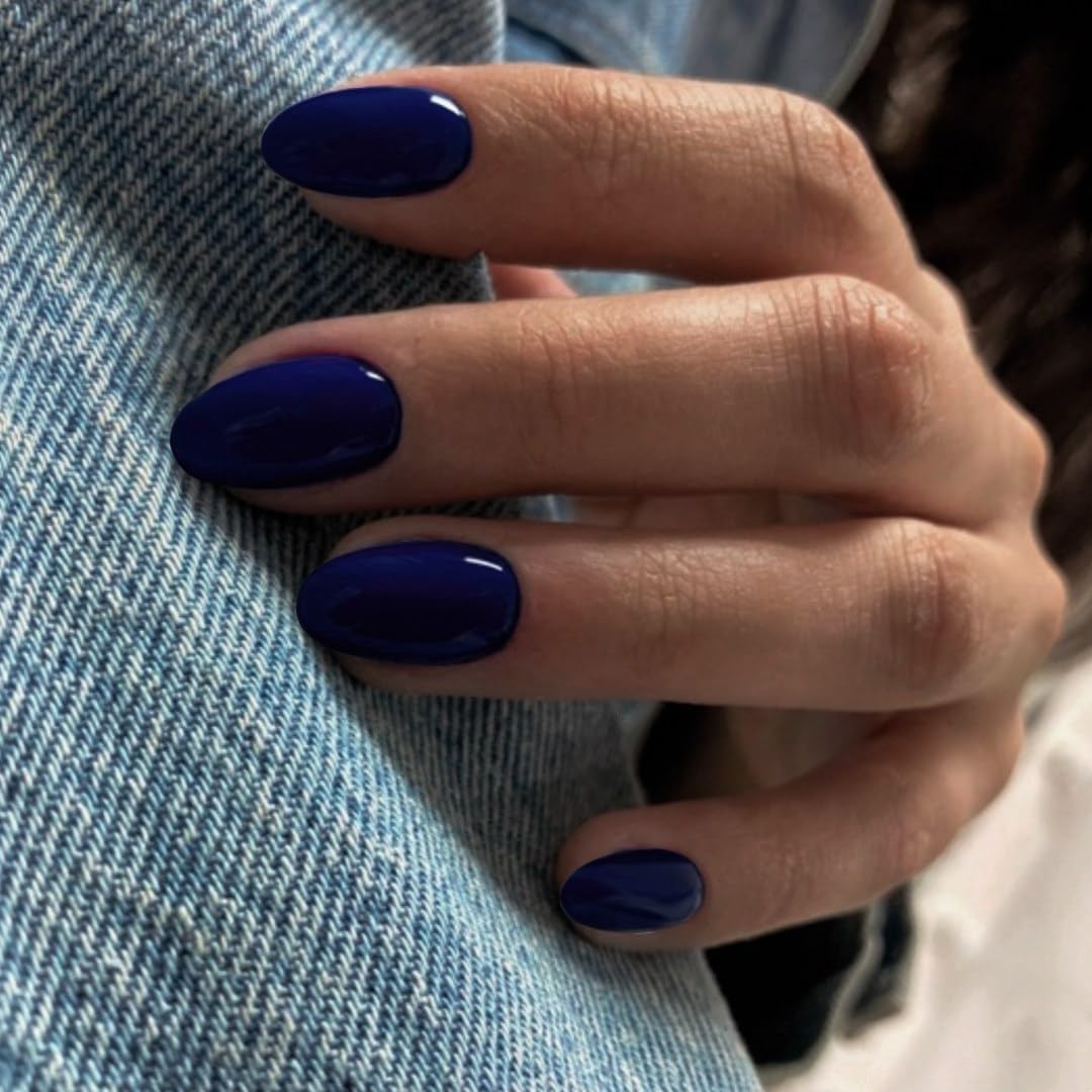 KXAMELIE navy blue press-on short oval nails, side view showing fit