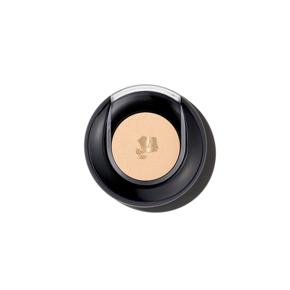 Lancôme Color Design Filigree Shimmer eyeshadow on eyelid for radiant crease-free color.