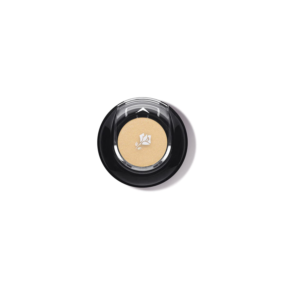 Lancôme Color Design Latte Matte compact shows crease-resistant pigment for long wear.