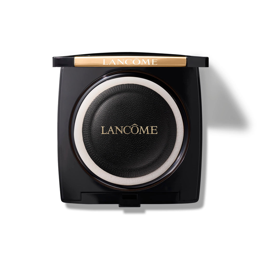 Lancôme Dual Finish dry-application texture close-up illustrating versatile powder use.