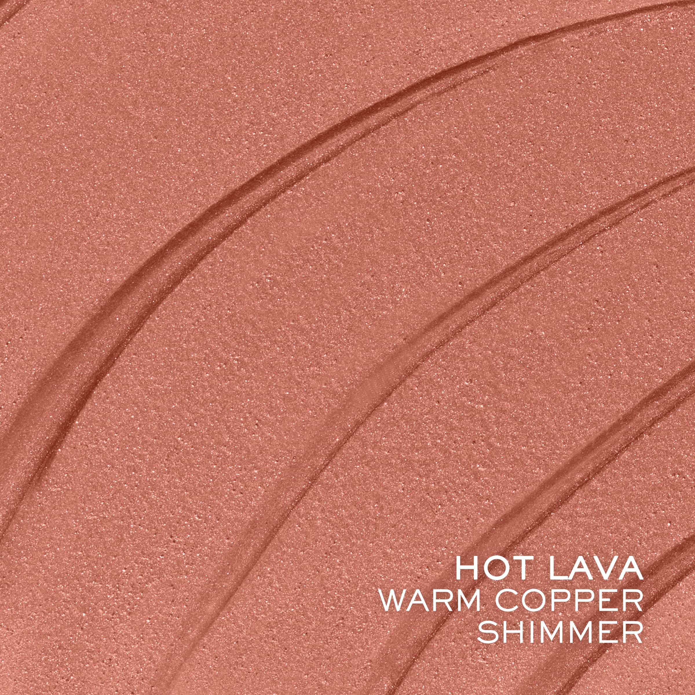 Lancôme Idôle Tint flat-applicator on eyelids providing seamless eyeshadow application