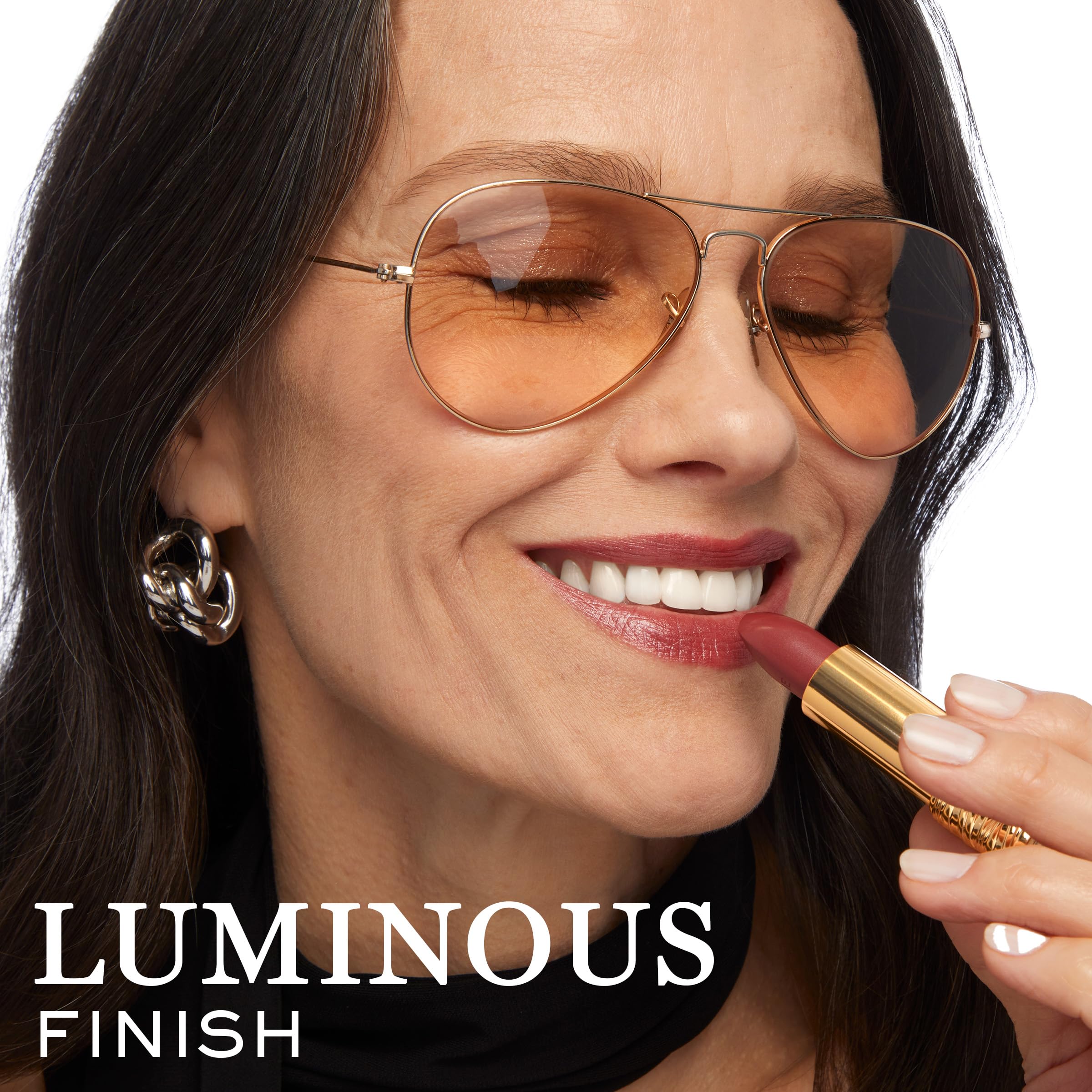 Lancôme L'Absolu Rouge long-lasting comfort demonstrates all-day wearability.
