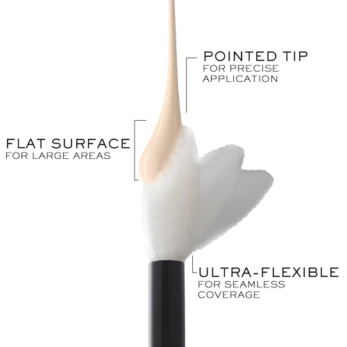 Lancôme Teint Idole Ultra Wear texture close-up showing lightweight formula.