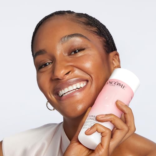 Lancôme Tonique Confort application with cotton pad delivers refreshed, radiant skin potential.