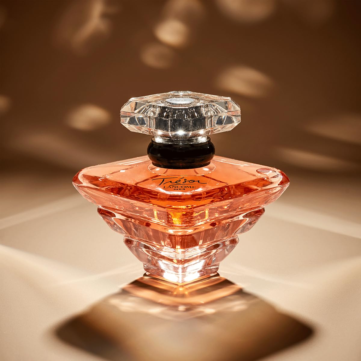 Lancôme Trésor application on wrist for long-lasting scent awareness.