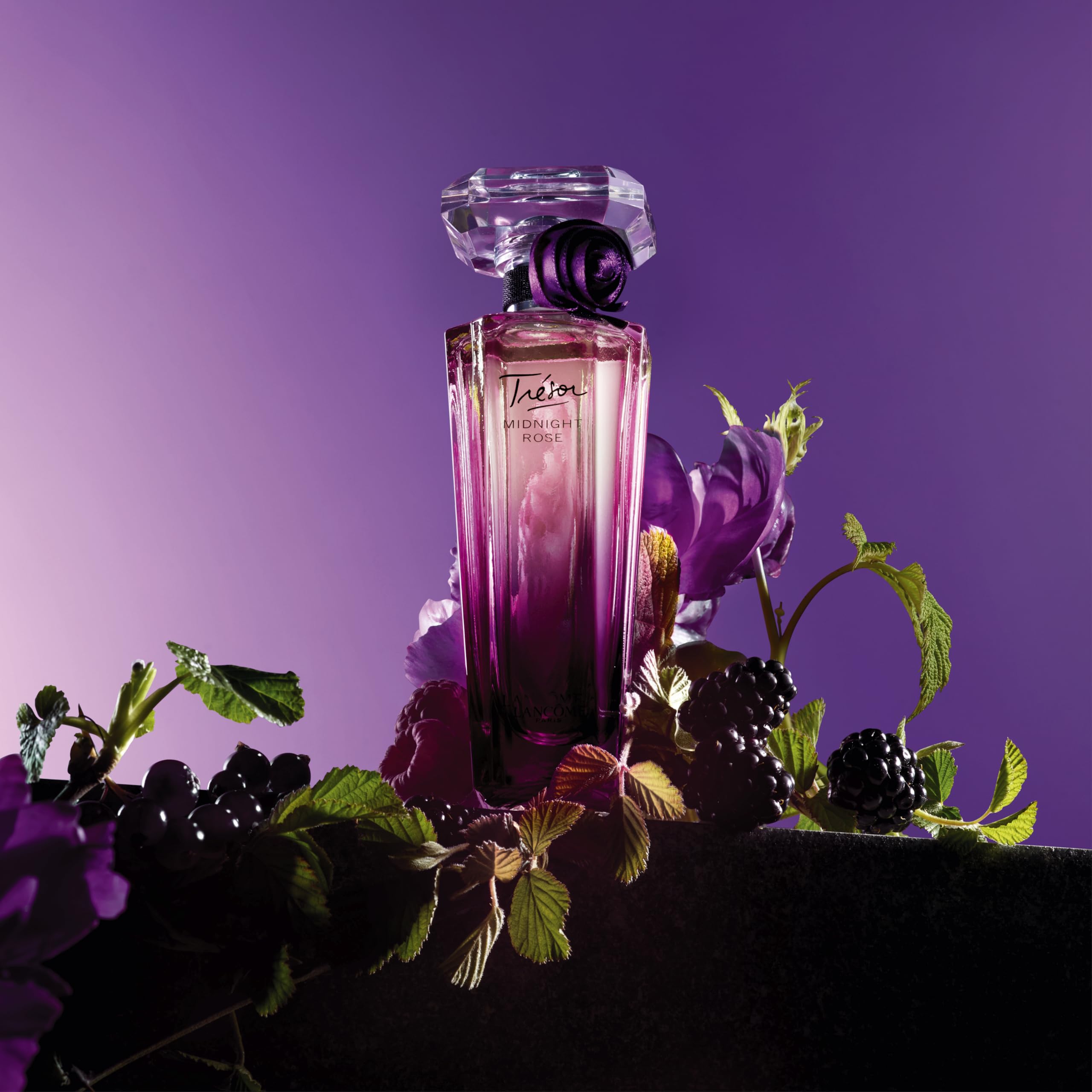 Lancôme Trésor Midnight EDP woman holding bottle conveys an evening-ready ritual.