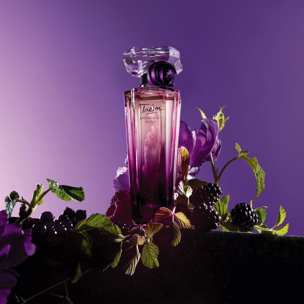 Lancôme Trésor Midnight EDP woman holding bottle conveys an evening-ready ritual.
