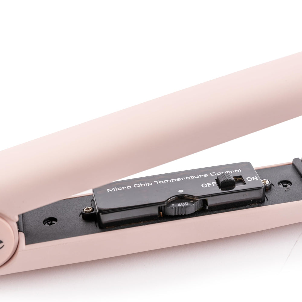 L'ANGE HAIR Aplatir in-use image showcases versatile styling capabilities.
