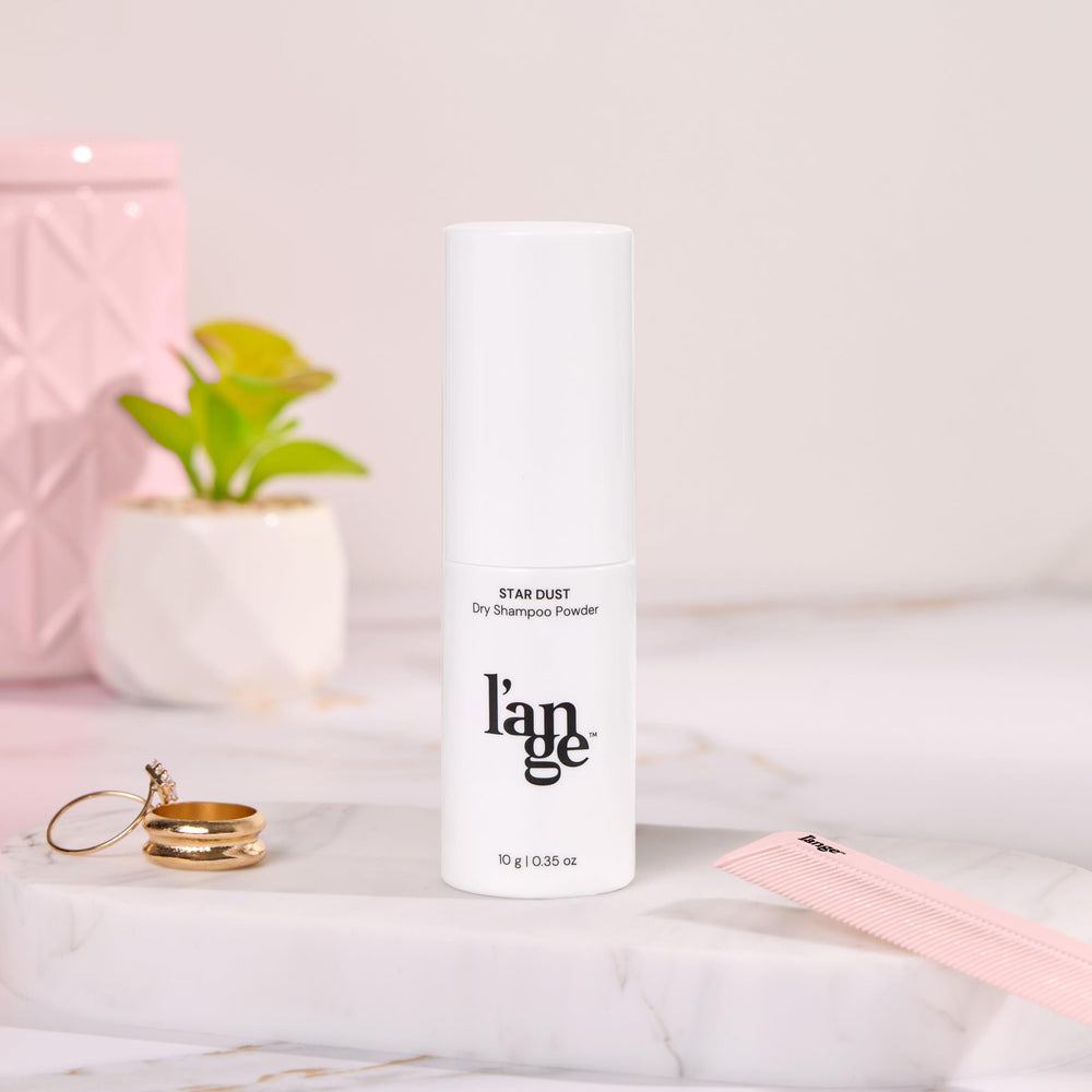 L'ANGE HAIR Star Dust dry shampoo close-up powder on hair to absorb oil.