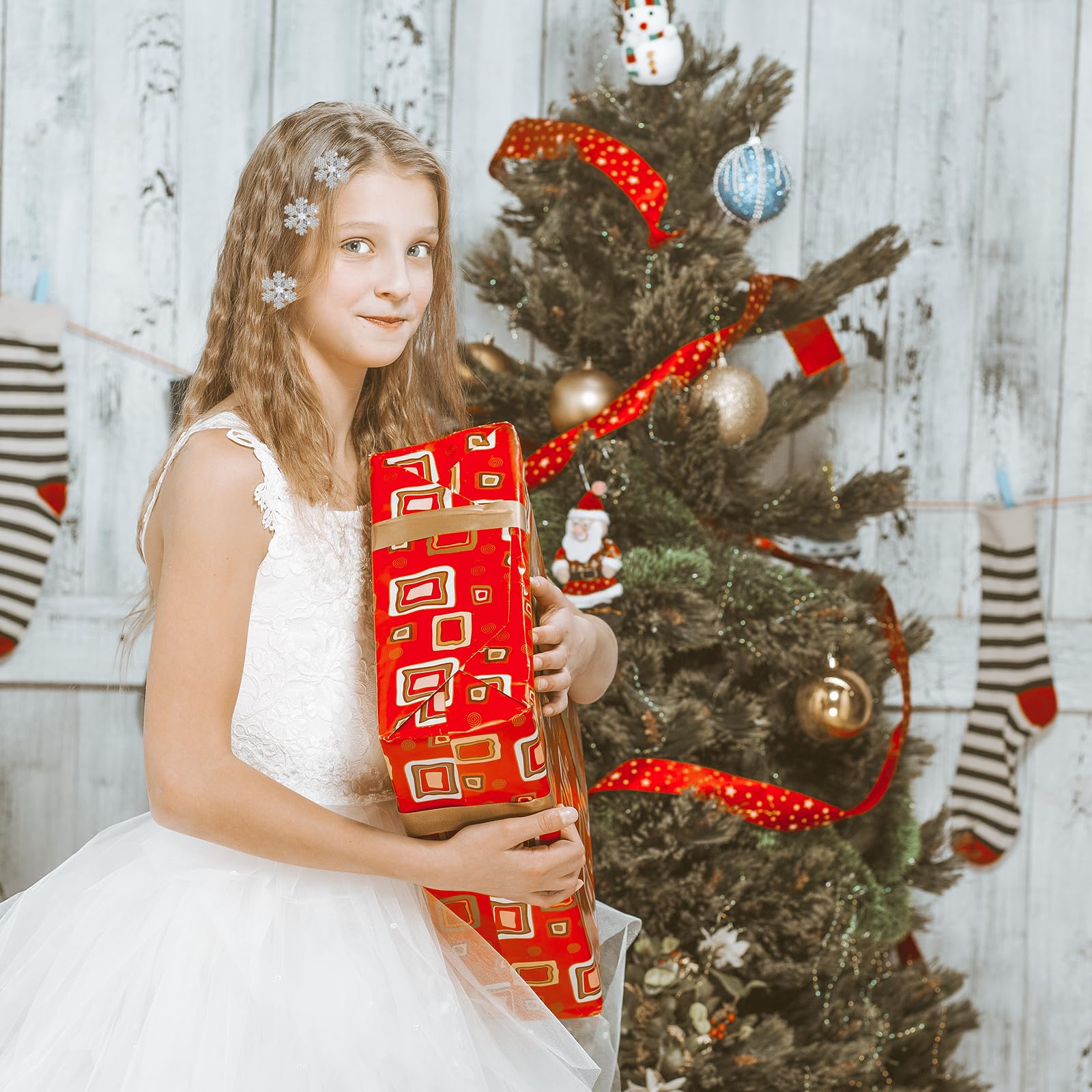 Larrel Snowflake hair clip enhances holiday outfits with tasteful shine.