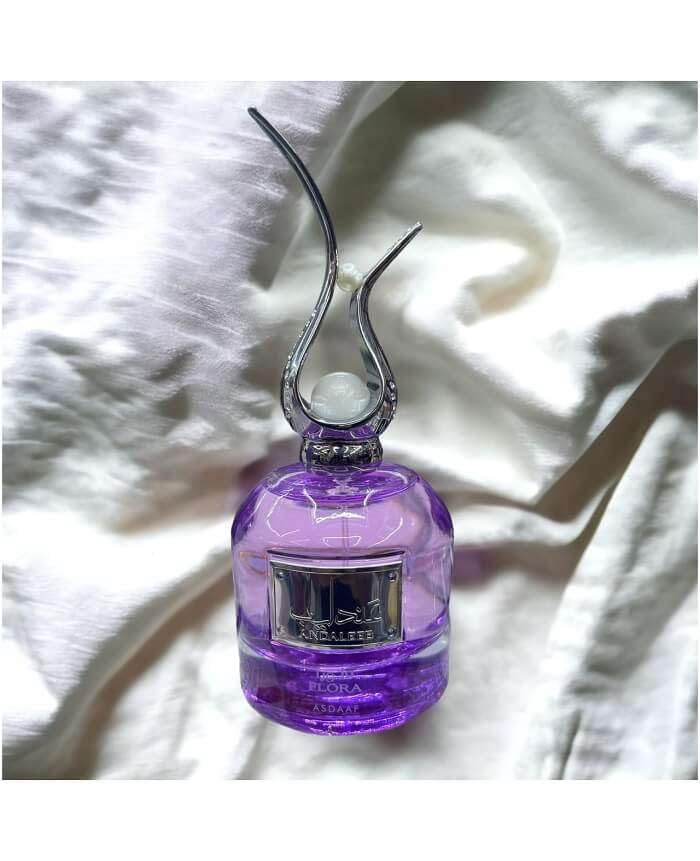 Lattafa Asdaaf Andaleeb Flora close-up note, highlighting sandalwood and fruit-floral nuances.