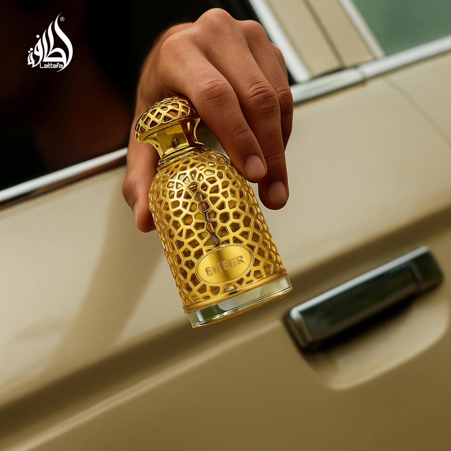 Lattafa Emeer spray action captures smooth even application for all day scent