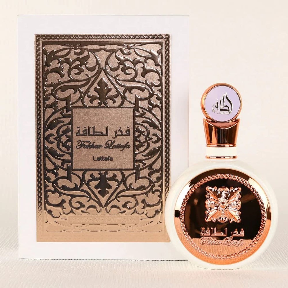 Lattafa Fakhar top notes bergamot lily pomegranate deliver bright opening.