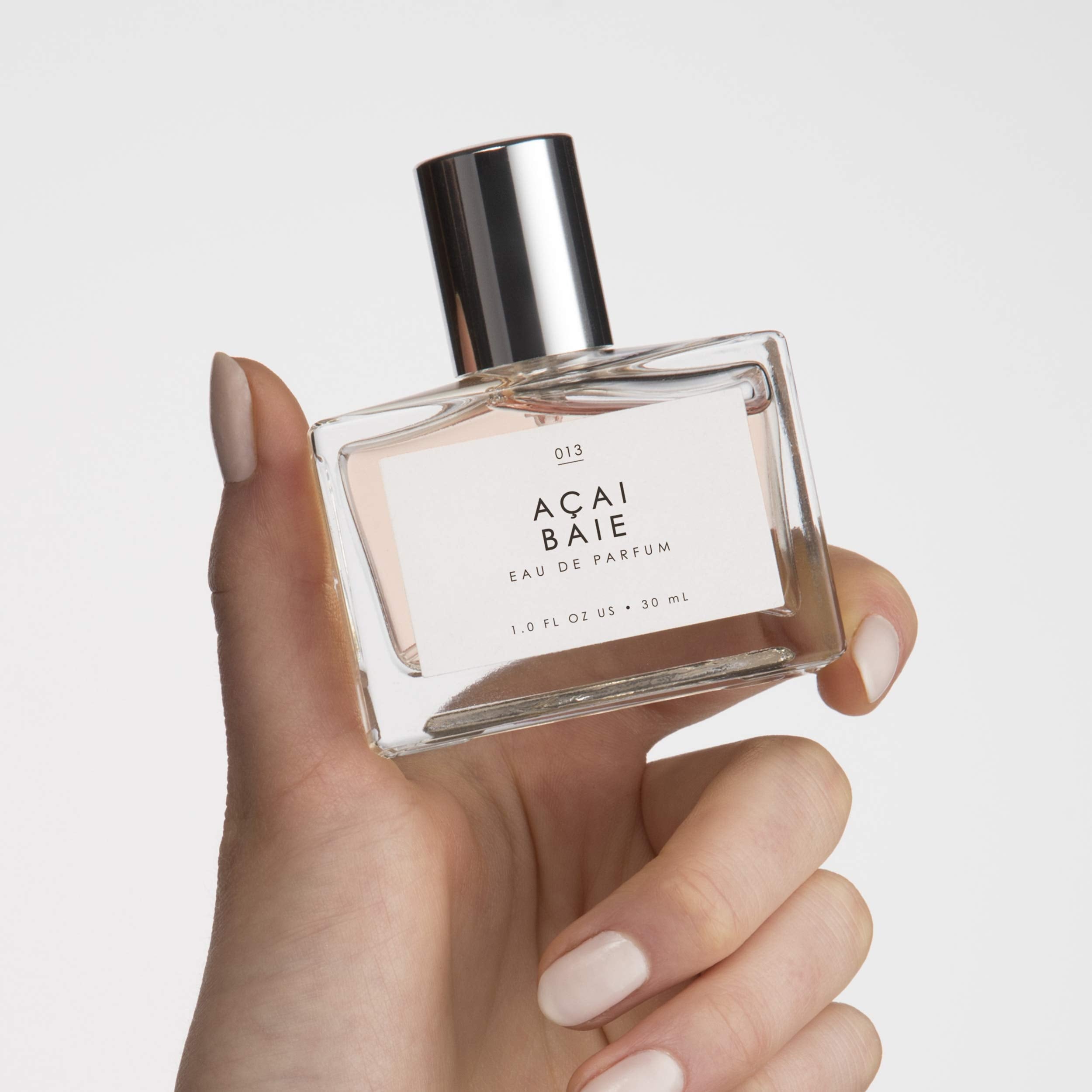 Le Monde Gourmand Açai Baie berry-note focus for everyday charm.