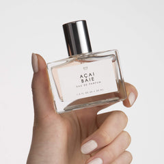 Le Monde Gourmand Açai Baie berry-note focus for everyday charm.
