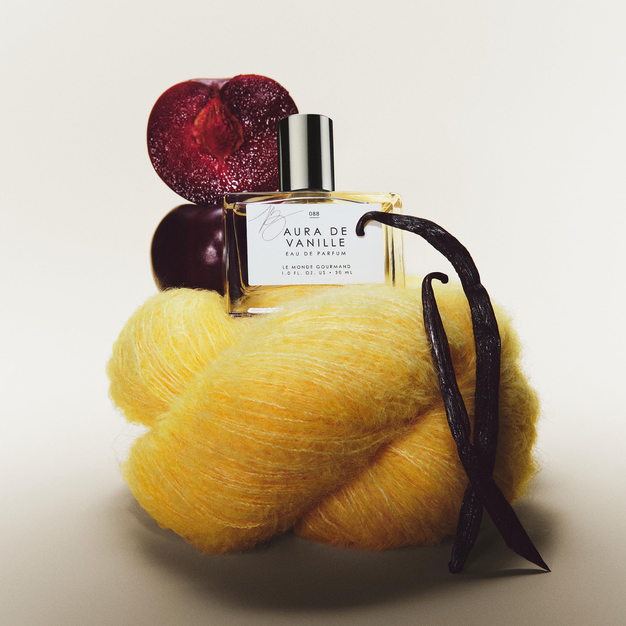 Warm sandalwood and cedarwood layer with salted jasmine for depth.