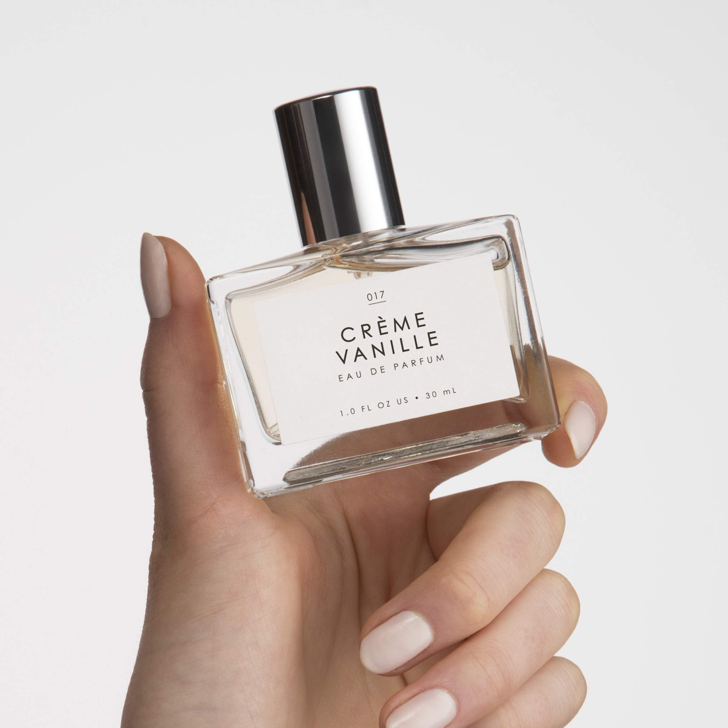Le Monde Gourmand Creme Vanille spray mist captures long-lasting scent for all-day wear.