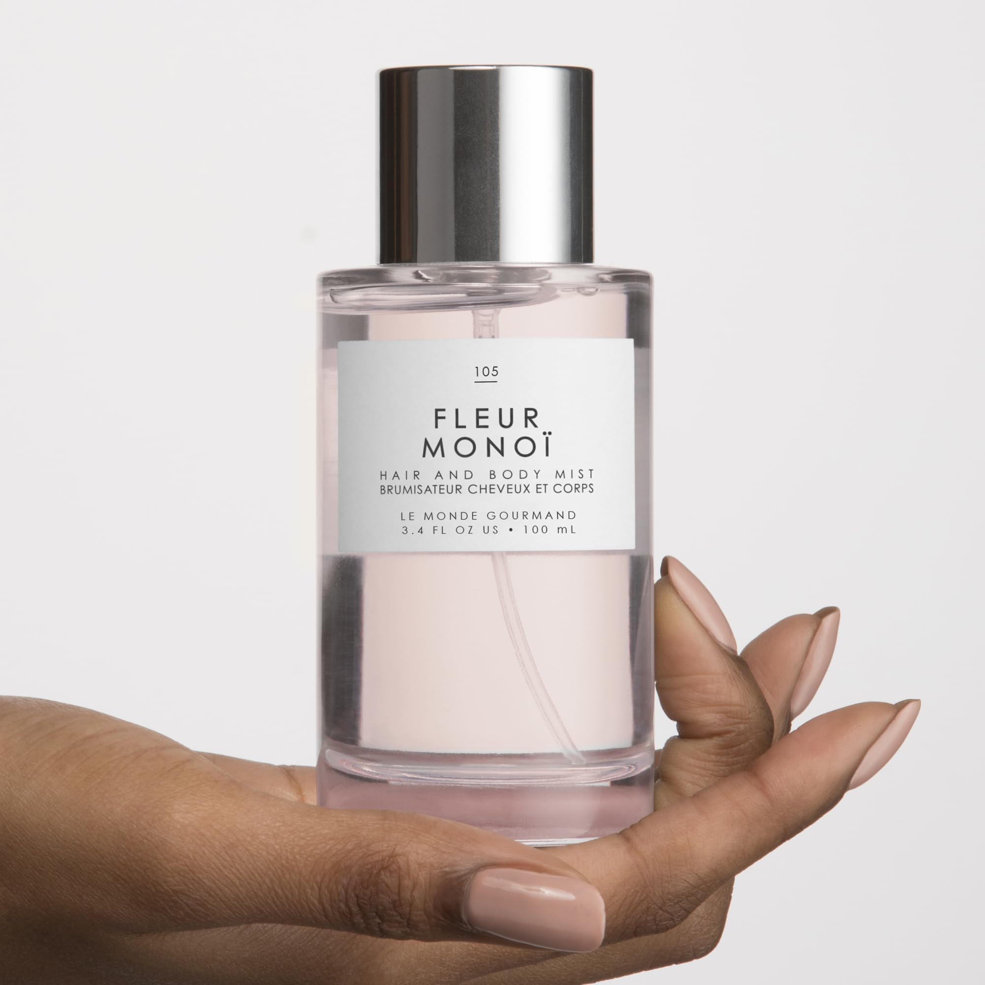 Le Monde Gourmand Fleur Monoï aplicación en cuerpo para sensación fresca.