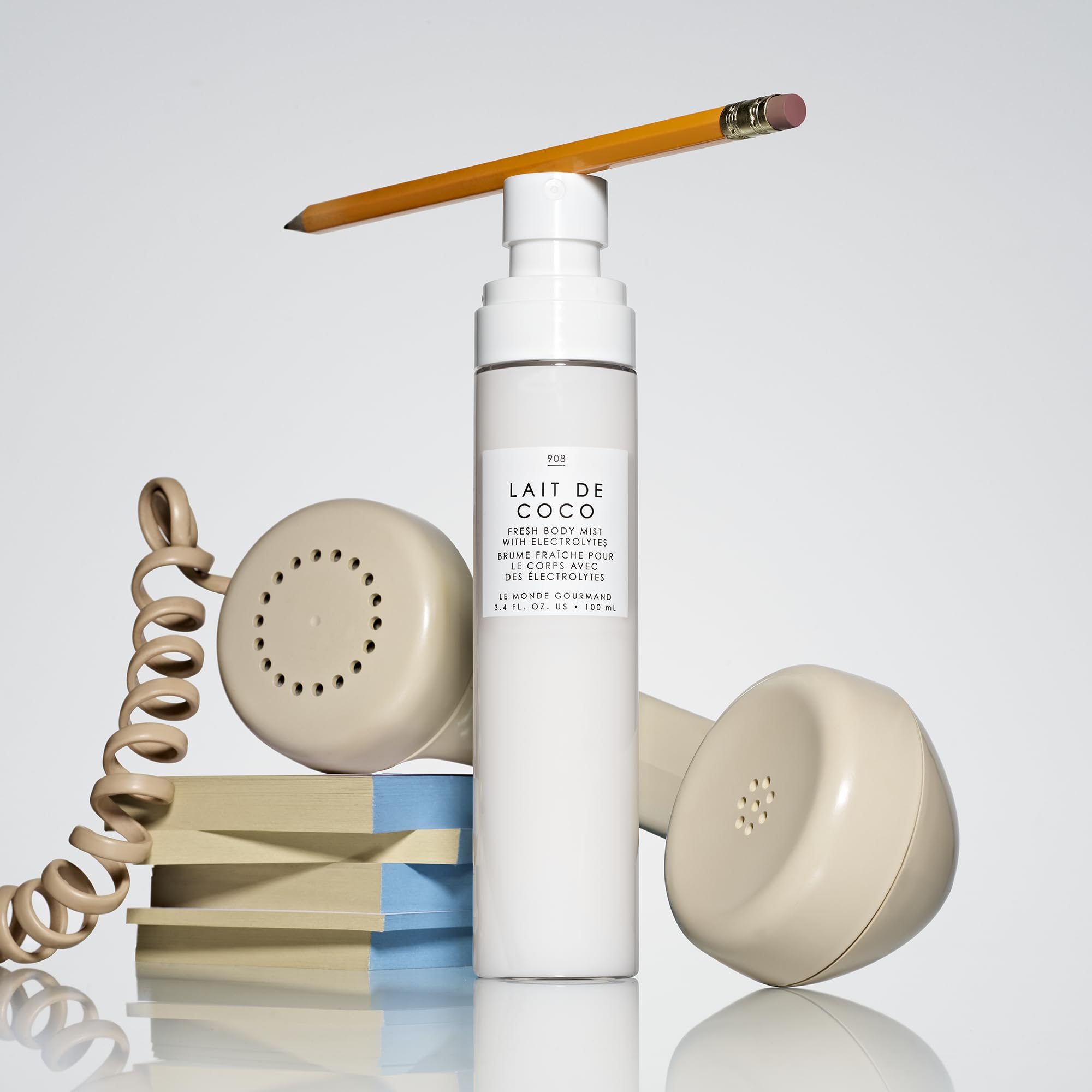 Fresh Mist ingredients image showcasing coconut and jasmine notes for a lightweight aroma experience.
