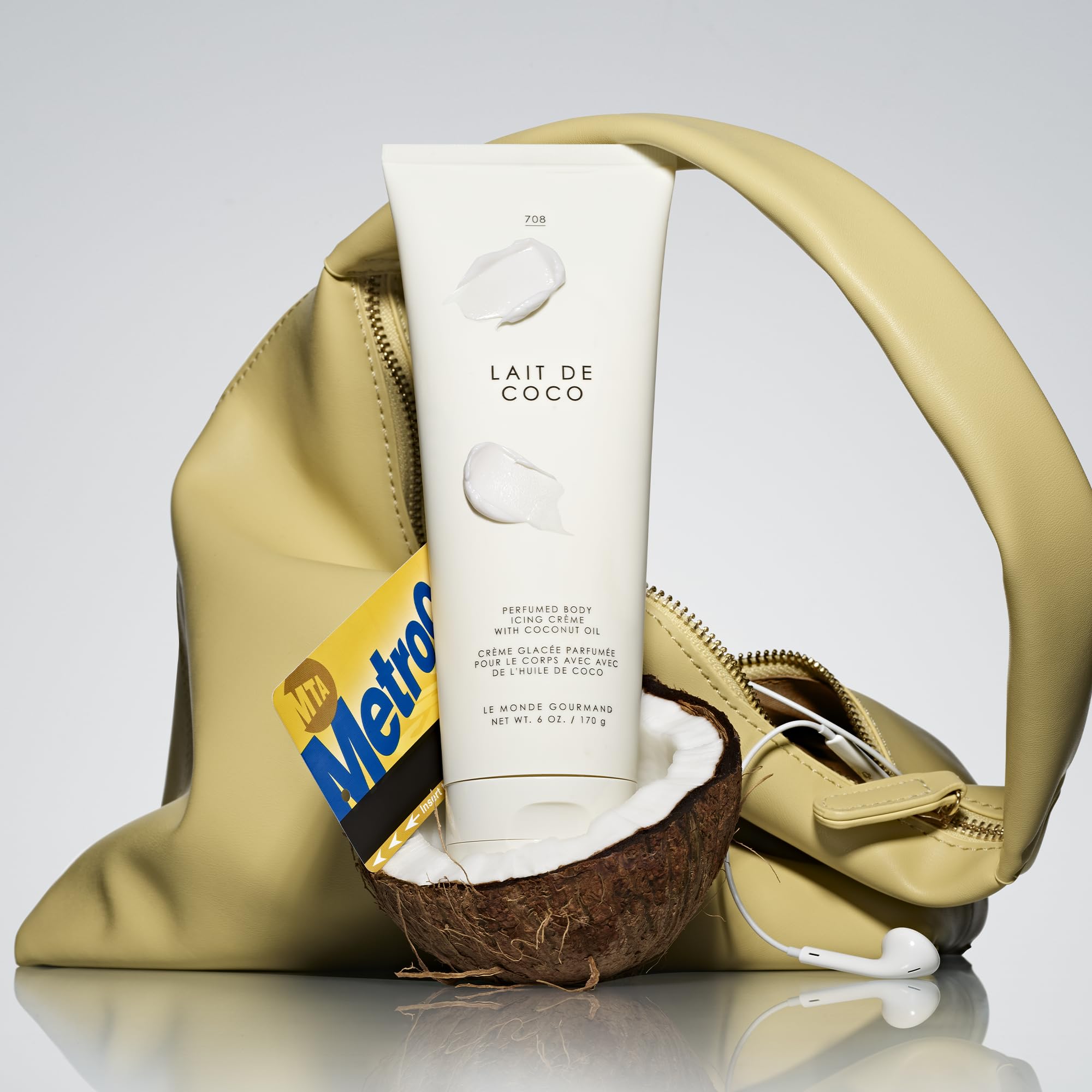 Lait de Coco icing vanilla-praline base-note close-up hints gourmand fragrance.