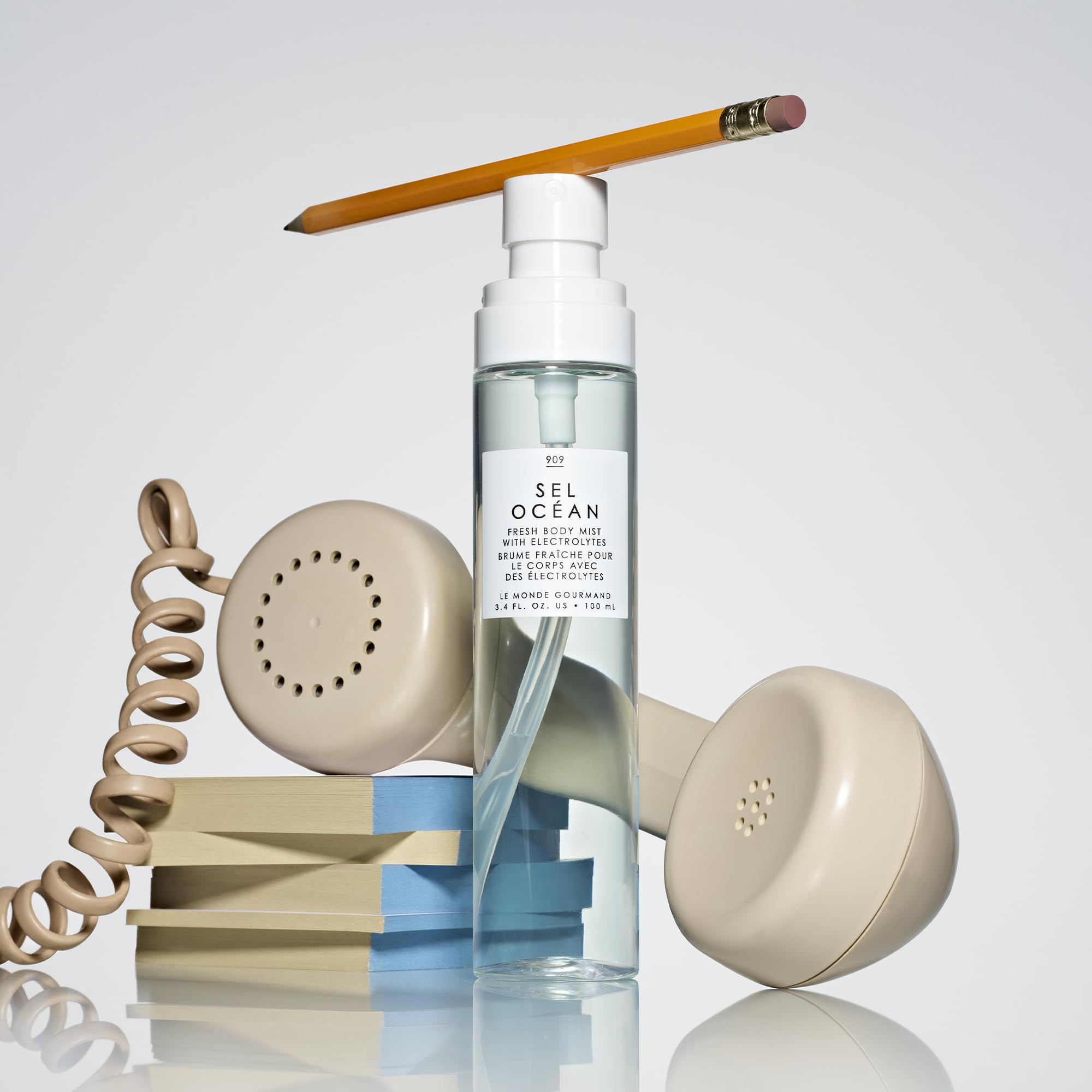 Le Monde Gourmand Sel Océan Fresh Mist mid-notes Neroli and Honeysuckle brighten the day.