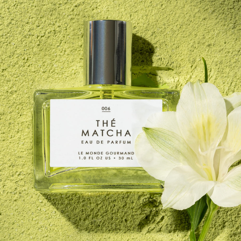 Le Monde Gourmand Thé Matcha shows green tea leaves for a fresh scent impression.