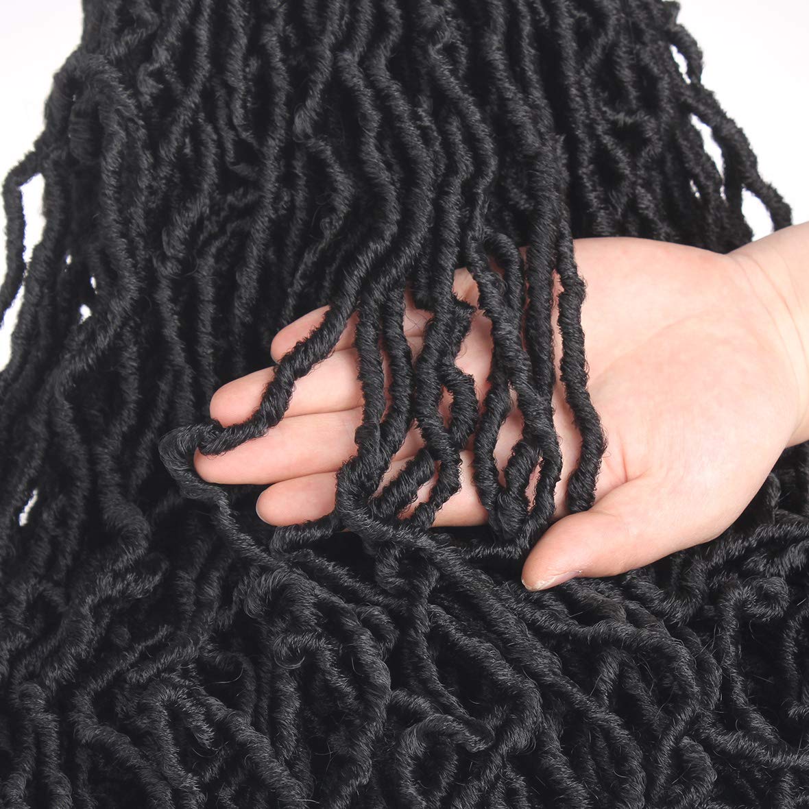 Leeven Goddess Locs lightweight loc fibers image supports comfortable daily styling.