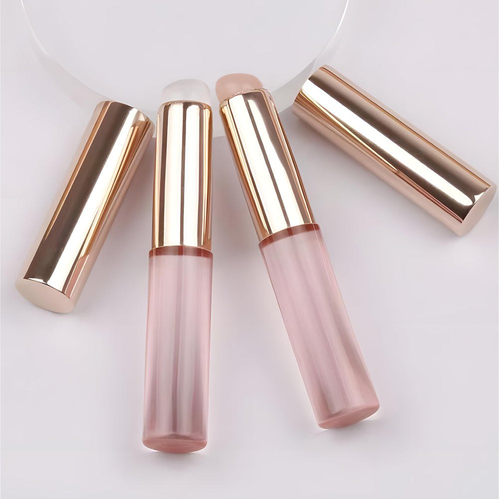 LeMeeOly silicone lip brush is travel-friendly, lightweight for on-the-go touch-ups.
