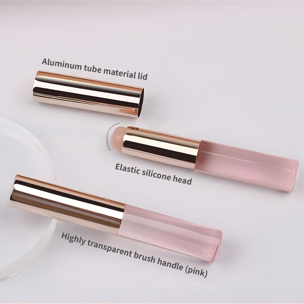 LeMeeOly silicone lip brush applies lip gloss smoothly for a clean finish.