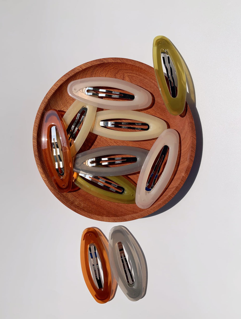Lemeilleur kids and teens friendly oval clip for playful outfits.