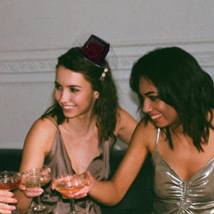LEORX top hat rose detail highlights retro charm for gothic looks.