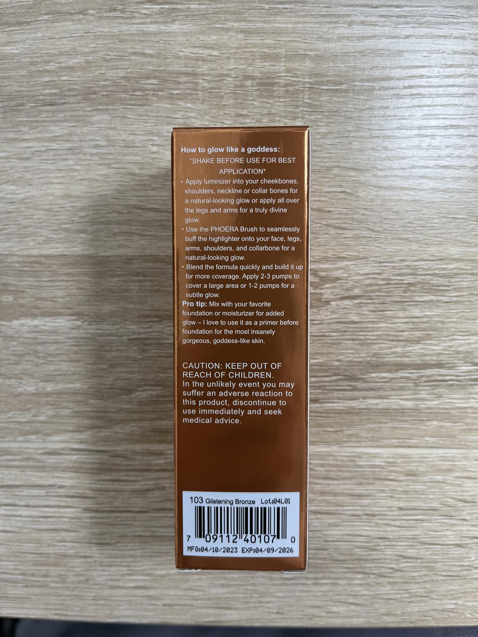Lezero Glistening Bronze swatch adds sun-kissed depth.