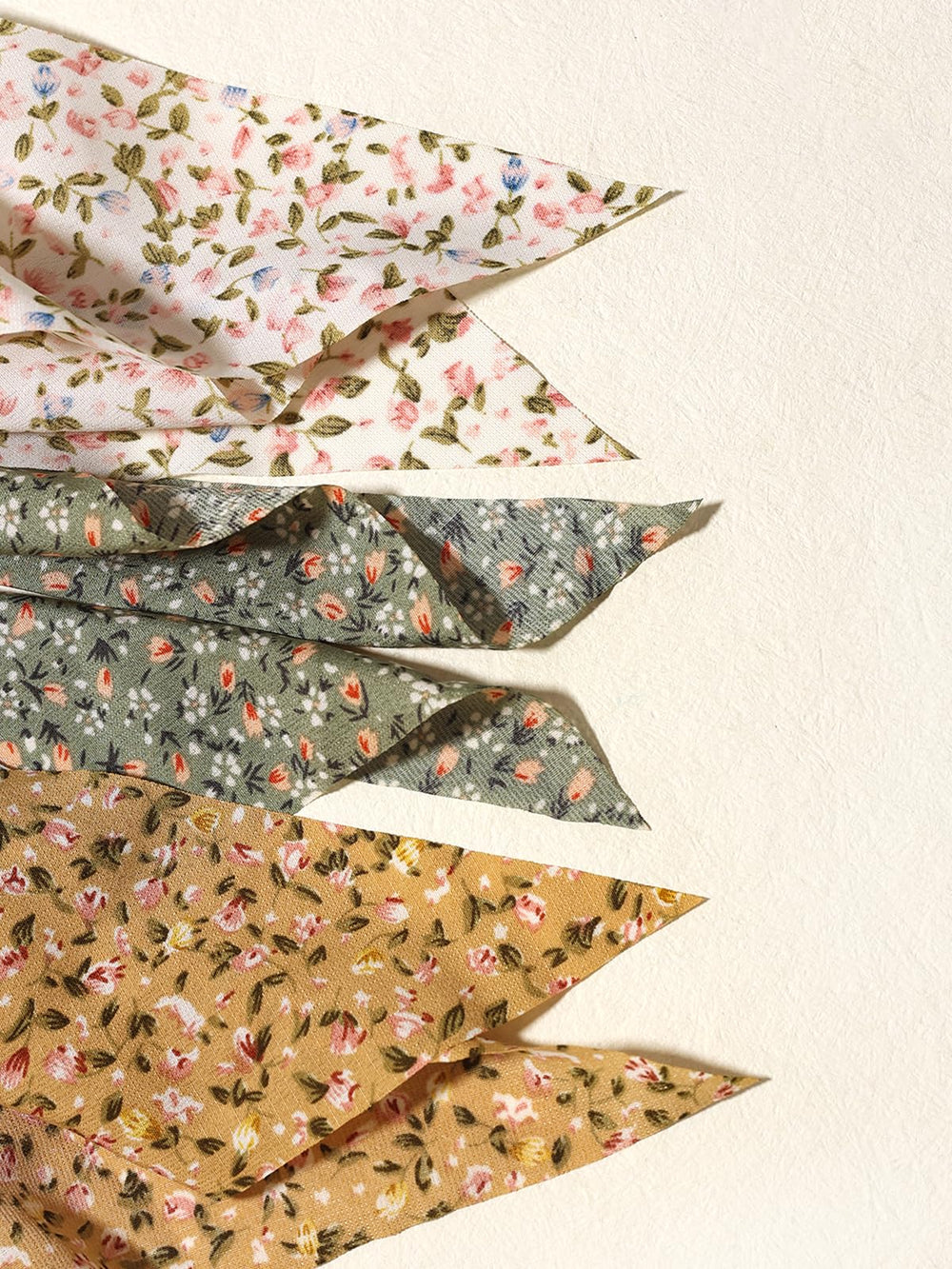 Lfouvre packaged hair accessories shot emphasizes convenient three-piece set.